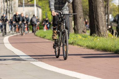Kırmızı bisiklet yolunda siyah bisiklet