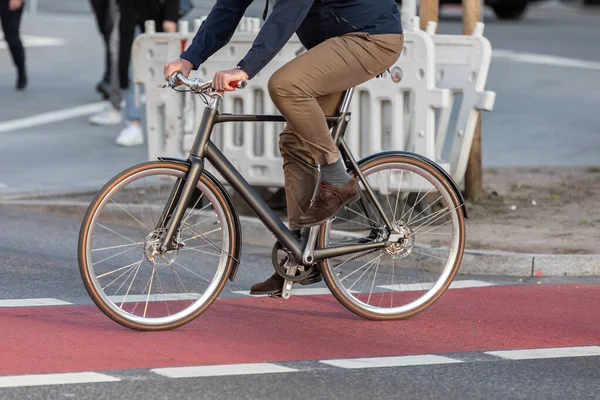 Male Cyclist Red Bike Lane — Stockfoto