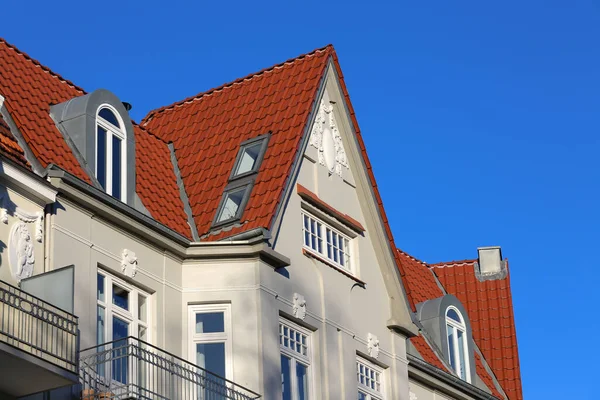 赤い切妻屋根の天窓 — ストック写真
