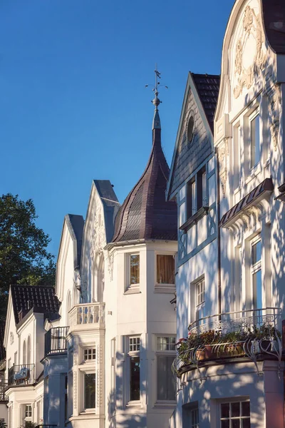 Hamburg şehir villaları kemerli çitler ve balkonlarla