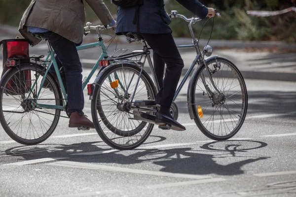 Men Bikes Cross Street — Stockfoto