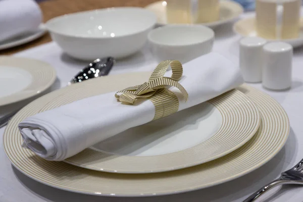 Çanak çömlek ve peçeteli masa ayarları