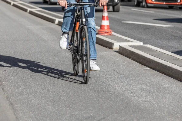 Radfahrer Auf Radweg Mit Bordsteinen Geschützt — Stockfoto