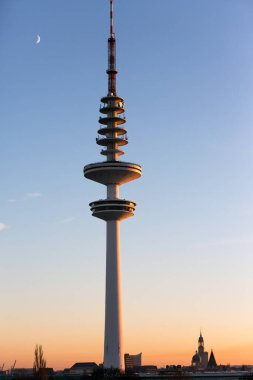 Alacakaranlıkta Hamburg TV Kulesi