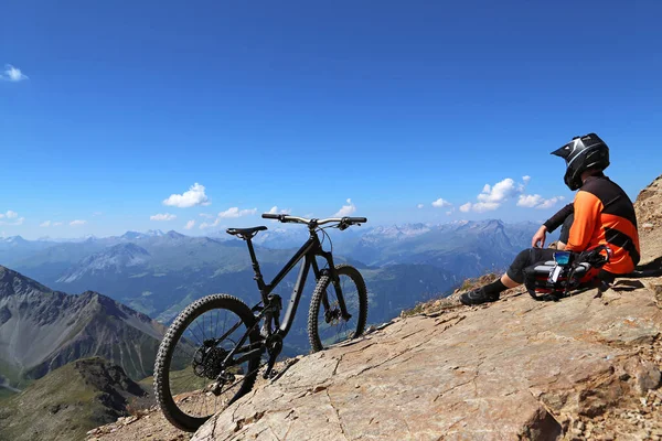 Mountain Biker Enjoys View — Stockfoto