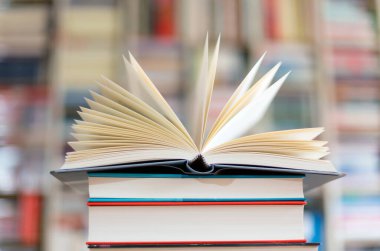 Bir yığın üzerinde açık kitap