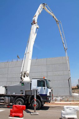 kamyon monte edilmiş beton pompa devrede