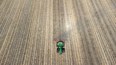 bir tarlayı traktör havadan görünümü