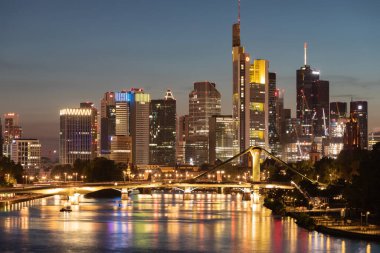 Frankfurt 'un ufuk çizgisi Gün batımından sonra