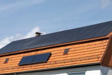 Mansard çatısındaki güneş panelleri