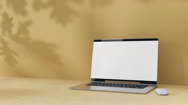 노트북은 최소화 시멘트 바닥에 컴퓨터 미니멀리즘 — 스톡 사진
