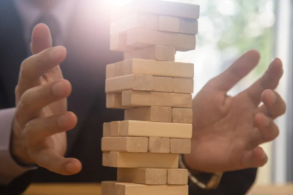 Geschäftsmann Glücksspiel Platzierung Holzklötze Geschäftskonzept Investitionsziel Und Wachstumserfolg Prozess Hintergrund — Stockfoto