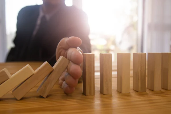 Geschäftsmann Glücksspiel Platzierung Holzklötze Geschäftskonzept Investitionsziel Und Wachstumserfolg Prozess Hintergrund — Stockfoto