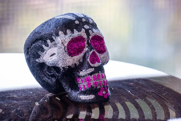 Мексиканский розовый или фиолетовый череп День мертвых calavera сахарный череп фон — стоковое фото