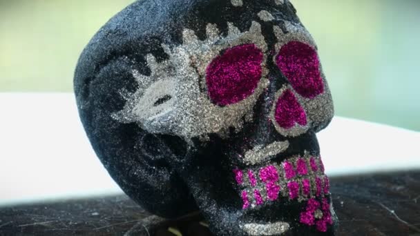 Calavera mexicana rosa o púrpura Día de los Muertos calavera azúcar cráneo fondo — Vídeos de Stock