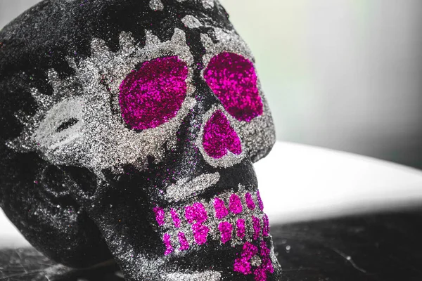 Ölü Calavera Şeker Kafatası 'nın Meksika Pembe Kafatası Günü siyah ve beyaz arka plan seçici mor — Stok fotoğraf