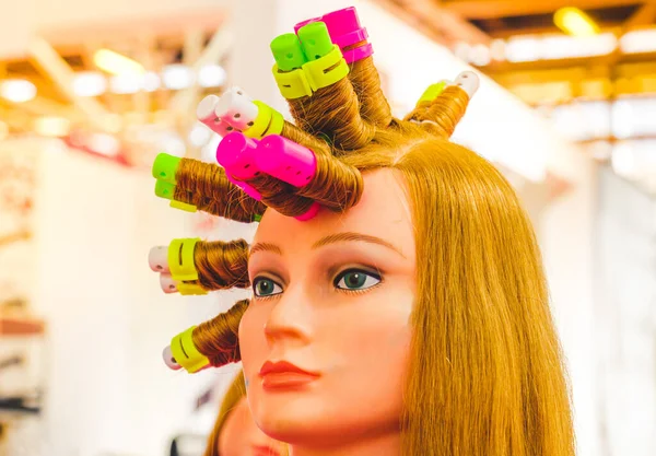 Curlers wig hairdresser face background hairdresser curlers and curlers on wig — Stock Photo, Image