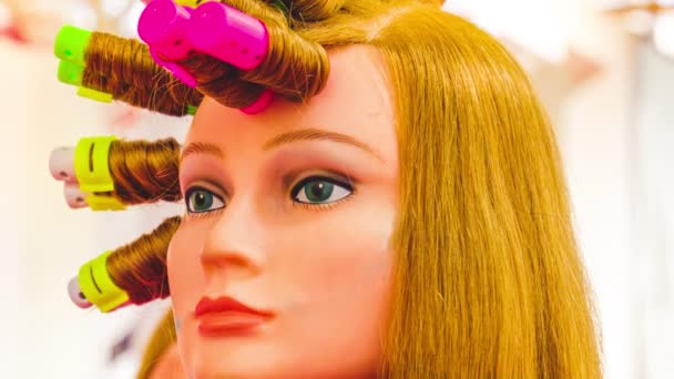 Бигуди парики парикмахер лицо фоновый парикмахер бигуди и бигуди на парике — стоковое видео