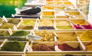 Baharat dükkânı yatay ürün arka planı nakit kasasıyla renklendirilmiş 