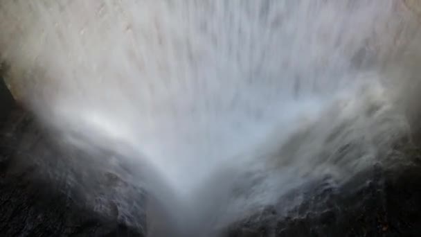 Oude hydraulische werken Ravine Orrido Ponte Alto in Trento bekijken van achter de waterval - Trentino Alto Adige regio van Italië — Stockvideo