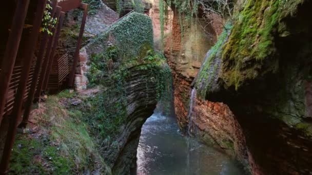 Passerelle canyon passage passerelle belle aucun fond de personnes Ravin Orrido de Ponte Alto en Trente - région Trentin Italie — Video