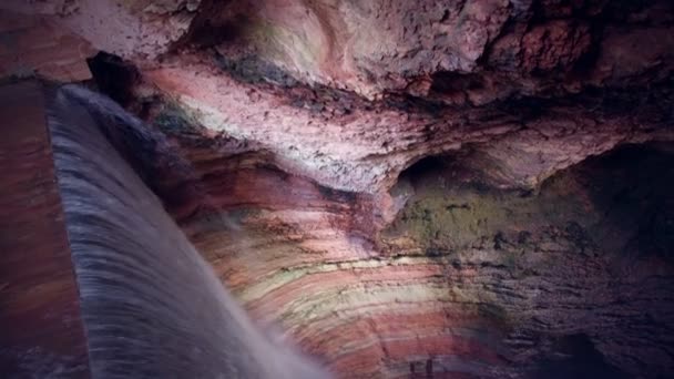 Hoppet av vattenfallet i ravinen smal och mörk men färgstark bakgrund — Stockvideo