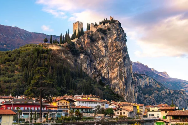 トレンティーノ・アルト・アディジェ州の岩の崖の上に城とアルコ市-トレントの州-イタリアのランドマーク — ストック写真