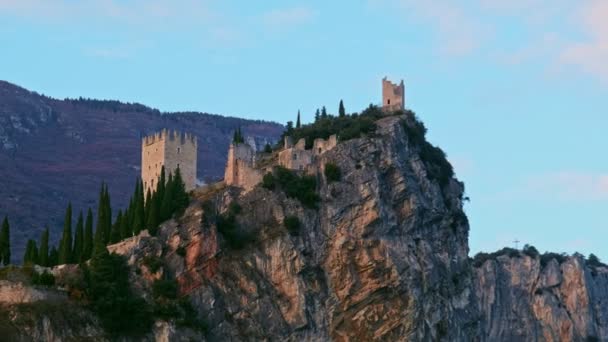 Arco castle on rocky cliff horizontal pan of Trentino Alto adige - Trento - Italy landmarks — Vídeo de Stock