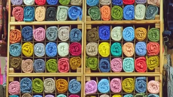 Negozio sartoriale colorato tessuto texture rotoli di tessuto su scaffali sfondo — Video Stock