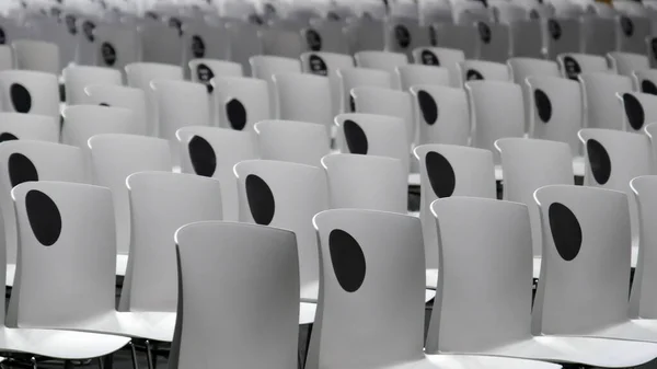 Conferentie lege stoelen achtergrond congres sociale afstandelijke zetels zonder mensen horizontaal — Stockfoto