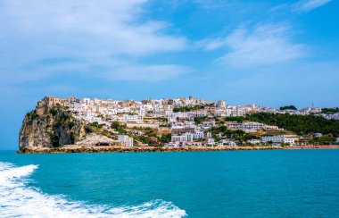 Güney İtalya 'nın Puglia bölgesindeki Gargano Peschici köyü - Adriyatik Denizi manzarası