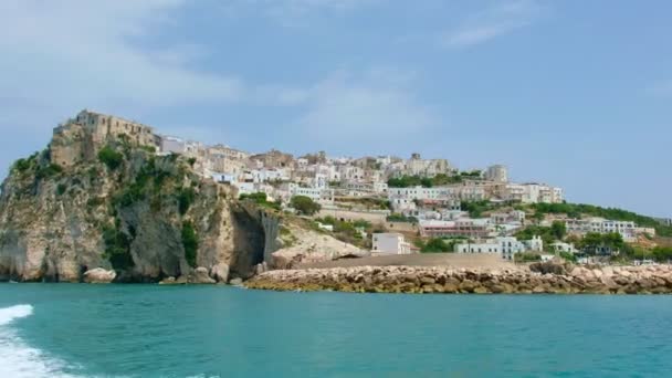 Peschici village of Gargano in Puglia region south Italy - θέα σε βάρκα — Αρχείο Βίντεο