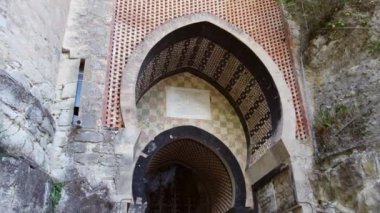 Riola, Grizzana Morandi 'deki Rocchetta Mattei kalesinin girişi - Bologna ili Emilia Romagna, İtalya