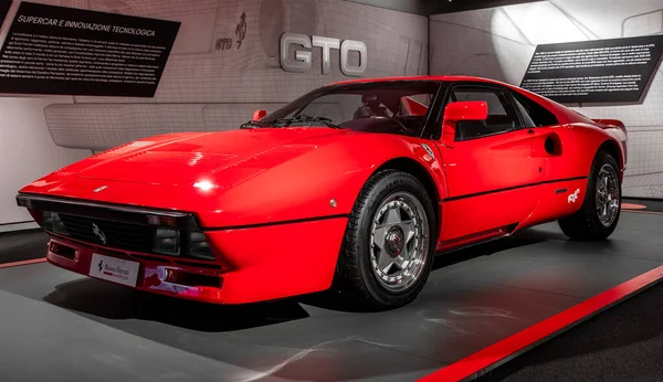 Um modelo de carro Ferrari GTO de 1984 no museu Ferrari de Maranello - Itália — Fotografia de Stock