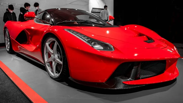 Um modelo de carro Ferrari Laferrari de 2013 no museu Ferrari de Maranello — Fotografia de Stock