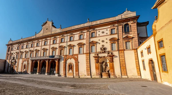 Sassuolo - Modena - Palazzo Ducale veya Ducal Palace cepheleri - İtalyan anıtları