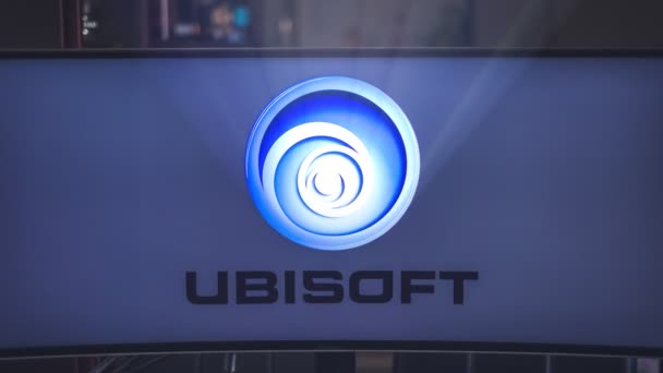 Monitor Mostra Logotipo Software Ubisoft Que Produtor Jogos Vídeo Famoso — Vídeo de Stock