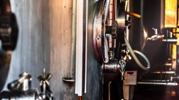 酒窖厂 酒窖工业地下室的葡萄酒 用于酒窖区的陈酿背景 高质量的4K镜头 — 图库视频影像