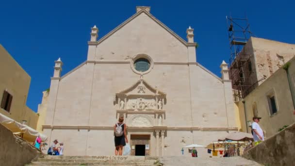 Mensen Lopen Voor Kerk Van Santa Maria Mare Tremiti Eilanden — Stockvideo