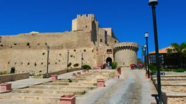 İtalya 'nın Puglia kentindeki San Nicola alle Isole Tremiti kalesinin dışındaki tahkimatlar .