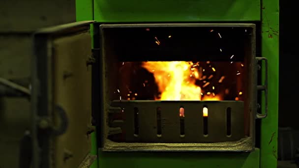 Het vuur brandt fel in een kolenketel, een kolenketel voor het verwarmen van het huis in de koude winter. Koude winter, verwarming in de winter. — Stockvideo