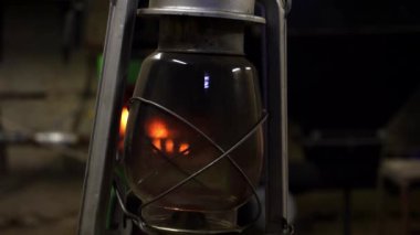 Antik gaz lambası ocağın arka planında duruyor. Elektrik yok.