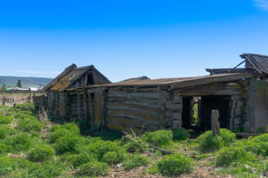 Eski harabe, ıssız ve güneşli günlerden yapılmış ahşap evler.