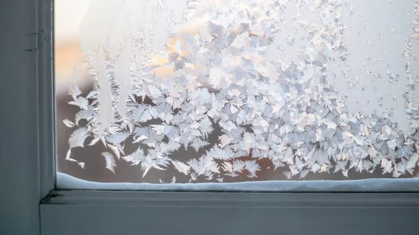 Skutečný mrazivý vzor na skle starého dřevěného okna — Stock fotografie