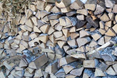 Birbiri üstüne istiflenmiş odunlarla yakacak odun kırdılar.