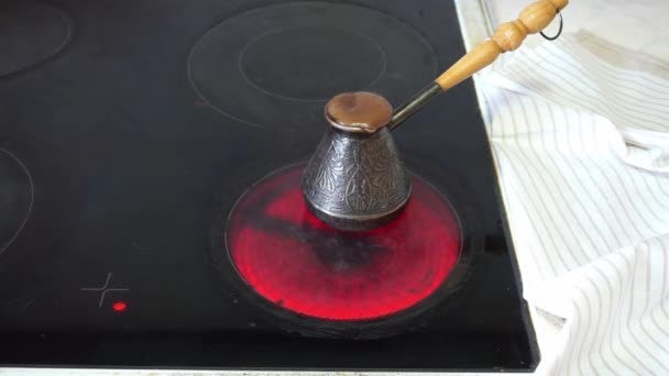 뜨거운 전기 버너 위에 커피를 붓는 것은 물통에서 나와서 버너와 담배를 채우는 것이다. 제 제브 에서 터키 커피를 만드는 모습. — 비디오