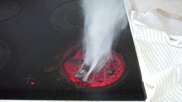 No queimador de um fogão elétrico, comida caída queima e fuma na cozinha da casa Segurança contra incêndio, extrator de fumaça. — Vídeo de Stock