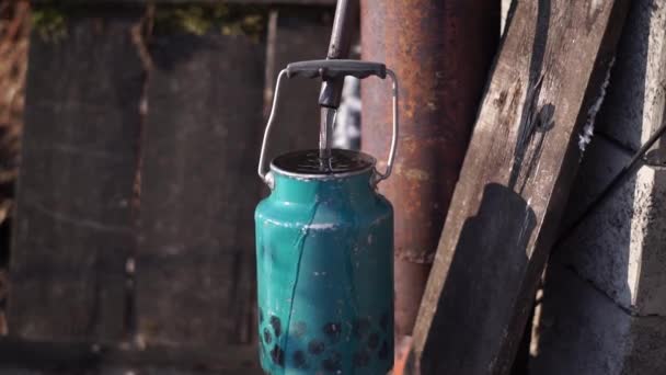 L'eau potable propre de la colonne artésienne coule dans une vieille boîte et débordent, coule par le haut — Video