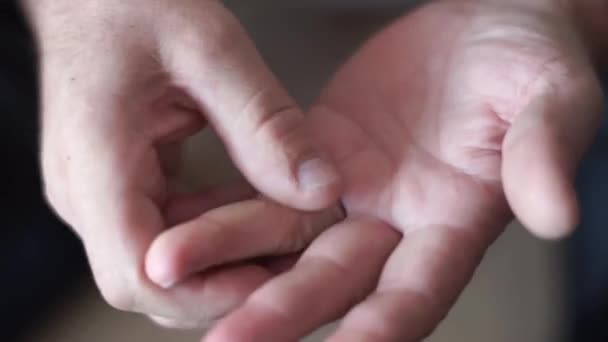 Літній Чоловік Натирає Масажує Біль Пальців Суглобів Симптомами Болю Артриті — стокове відео