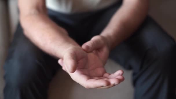 Ein älterer Mann reibt und massiert schmerzende Fingergelenke mit Symptomen von Arthritis, Arthrose, Periarthritis. Einsatz für Gesundheits- und Medizinproduktkonzept — Stockvideo